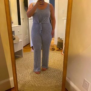 Comfiest jumpsuit ever! Only worn once or twice. Great condition.